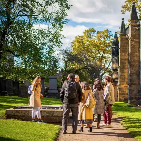 Magical Harry Potter Tour in Edinburgh: Spanish at William Chambers Monument