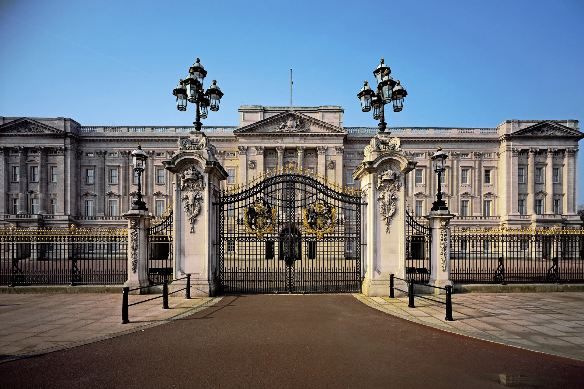 Tower of London, Changing of the Guard, River Cruise, St. Paul's Cathedral & Optional London Eye at Victoria Coach Station