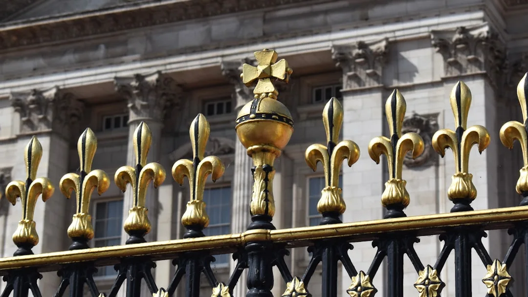 Crown Jewels of London Tour with River Cruise