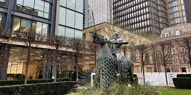 Aldgate Walking Tour: Mrs Londoner at citizenM Tower of London
