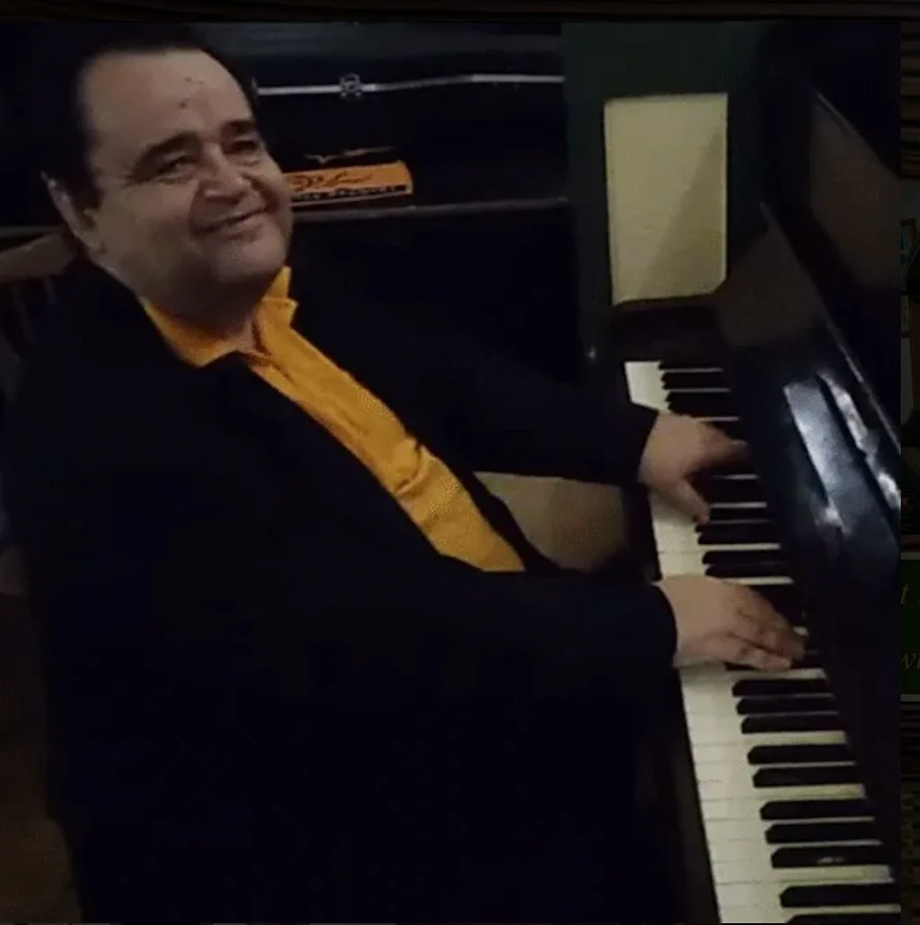 Jukebox party with pianoman at The Bootlegger