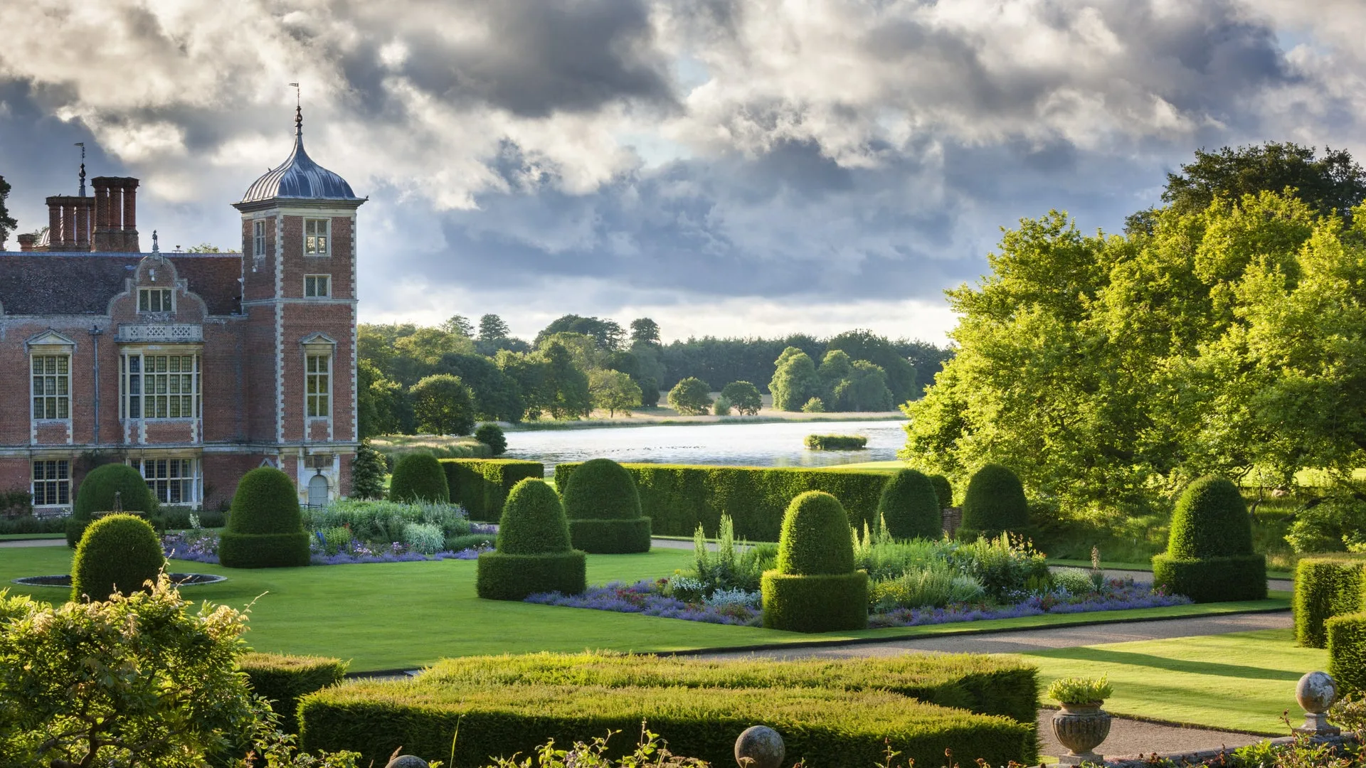 Stranger Folk, Volume 1: Crone Calling at Blickling Estate