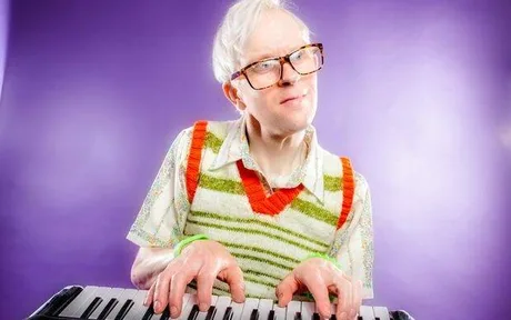 Robert White: ‘THAT’ Gay Autistic Keyboard Tanktop Comedy Guy!