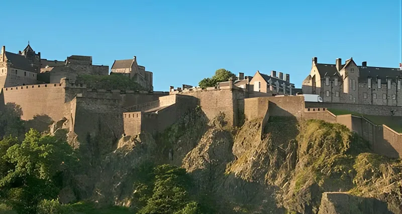Edinburgh Rail Trip from London with Castle entry and Hop-on Hop-off bus