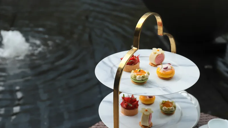 Royal neighbourhoods walk with luxury afternoon tea